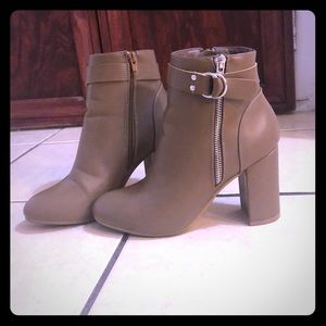 Beautiful hi heel boots in great conditions